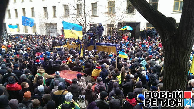 Новый Регион: Тысячи митингующих с трактором штурмуют администрацию президента Украины (ФОТО)