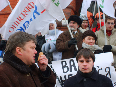 Новый Регион: Валя, не бойся Яблока! – в Москве прошла акция протеста против действий питерских властей (ФОТО)