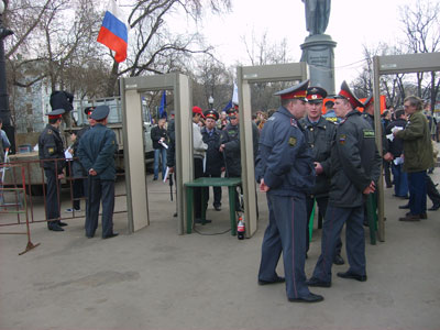 Новый Регион: Антипризывной митинг в Москве прошел в окружении ОМОНа (ФОТО)