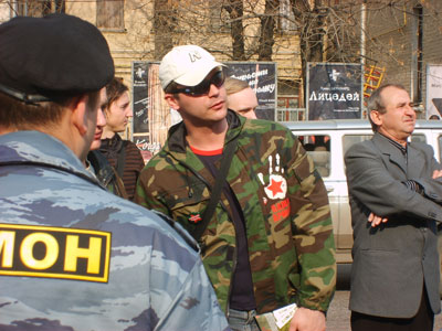 Новый Регион: Антипризывной митинг в Москве прошел в окружении ОМОНа (ФОТО)