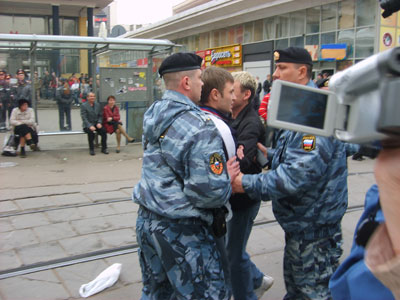 Новый Регион: Антипризывной митинг в Москве прошел в окружении ОМОНа (ФОТО)