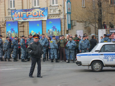 Новый Регион: Антипризывной митинг в Москве прошел в окружении ОМОНа (ФОТО)