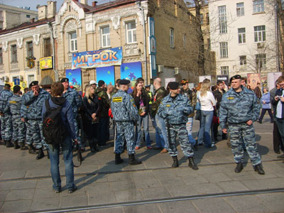 Новый Регион: Антипризывной митинг в Москве прошел в окружении ОМОНа (ФОТО)