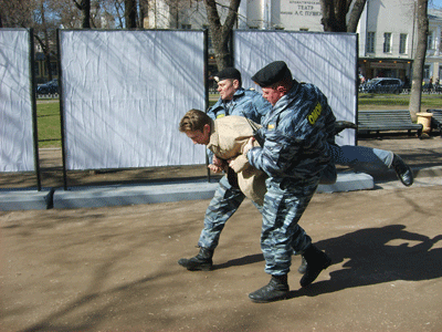 Новый Регион: Всех участников дурацкого марша омоновцы бережно на руках отнесли в автобус (ФОТО)