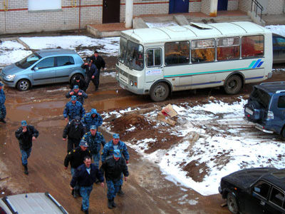 Новый Регион: В Ижевске ОМОН продолжает блокаду Уральского социального форума (ФОТО)