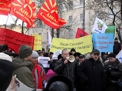 Новый Регион: Жители Речника с утра заблокировали въезд в поселок (ФОТО)