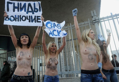 Новый Регион: В Москве полуголые Femen на морозе протестовали у Газпрома (ФОТО)