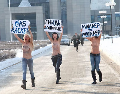 Новый Регион: В Москве полуголые Femen на морозе протестовали у Газпрома (ФОТО)