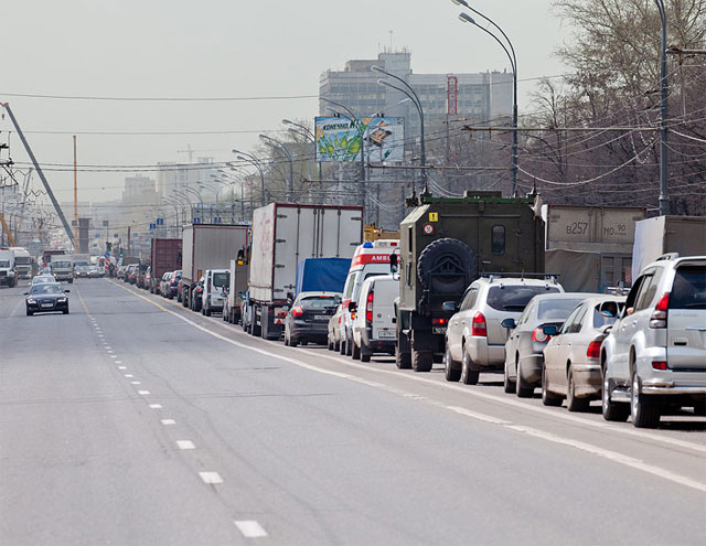 Шоссе всегда запружено машинами