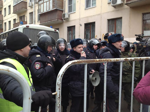 Новый Регион: Полиция начала задержания около Замоскворецкого суда в Москве (ФОТО)