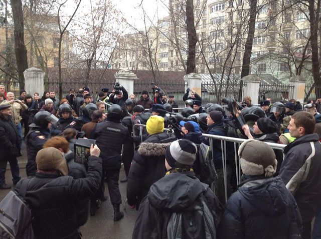 Новый Регион: Полиция начала задержания около Замоскворецкого суда в Москве (ФОТО)