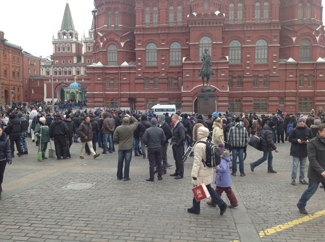 Новый Регион: На Манежной площади в Москве проходит молчаливая антивоенная акция (ФОТО)