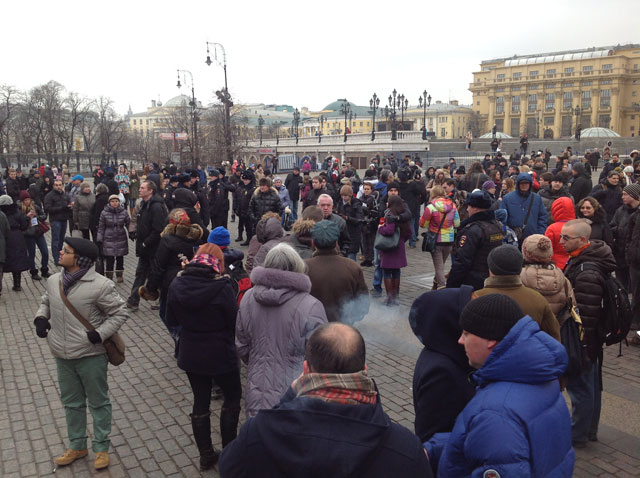 Новый Регион: На Манежной площади в Москве проходит молчаливая антивоенная акция (ФОТО)