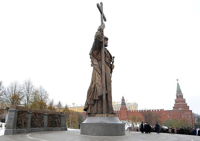 Фото памятник владимиру в москве