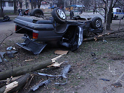 Новый Регион: В столице Приднестровья БМВ на скорости более 100 км/ч врезался в дерево (ФОТО)