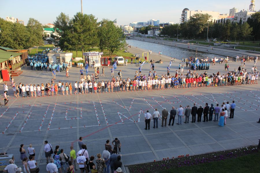 «Свеча памяти» в Екатеринбурге «горела» недолго, но официозно (ФОТО)