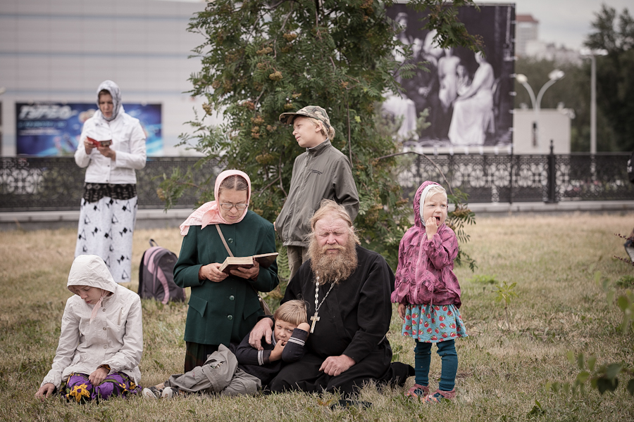 Православные устроили палаточный лагерь у Храма-на-Крови в Екатеринбурге (ФОТО)