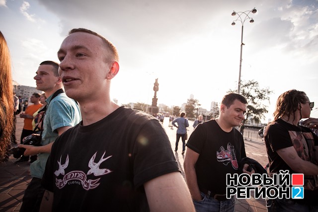 Екатеринбург: «стояние за Навального» закончилось купанием в фонтане (ФОТО)