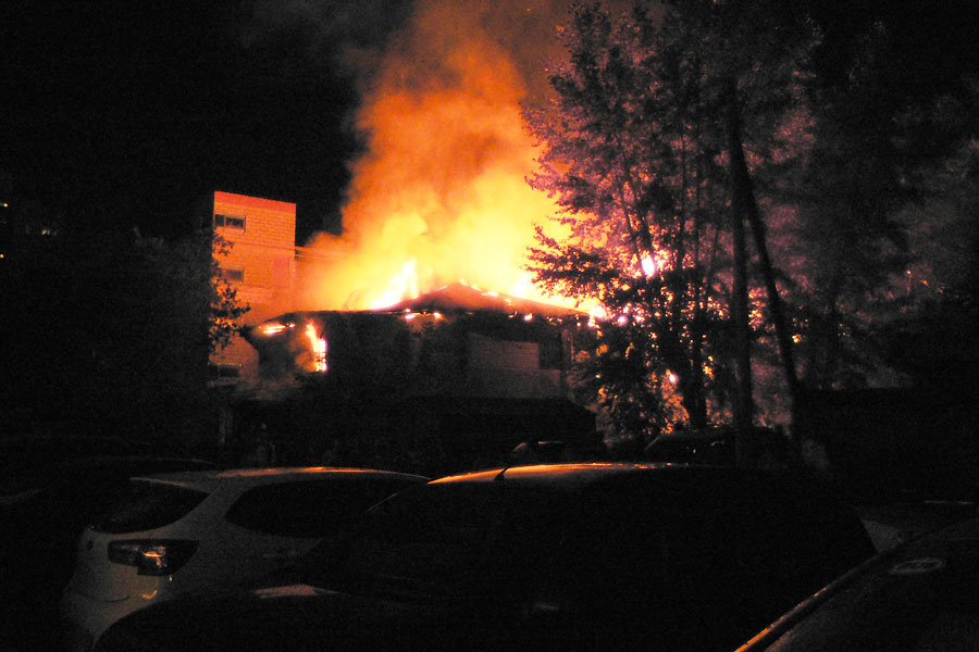 В Екатеринбурге горит медицинский центр «Бабур» (ФОТО)