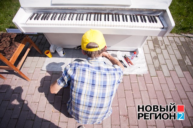 В Дендропарке Екатеринбурга появился рояль в кустах (ФОТО, ВИДЕО) / Завтра на нем можно будет поиграть