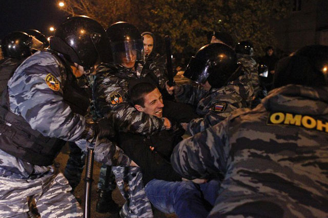 Блогосфера о беспорядках в Москве: Рвануло, потому что не могло не рвануть / Поводы для бунтов подвозят огромными фурами ежедневно (ФОТО, ВИДЕО)