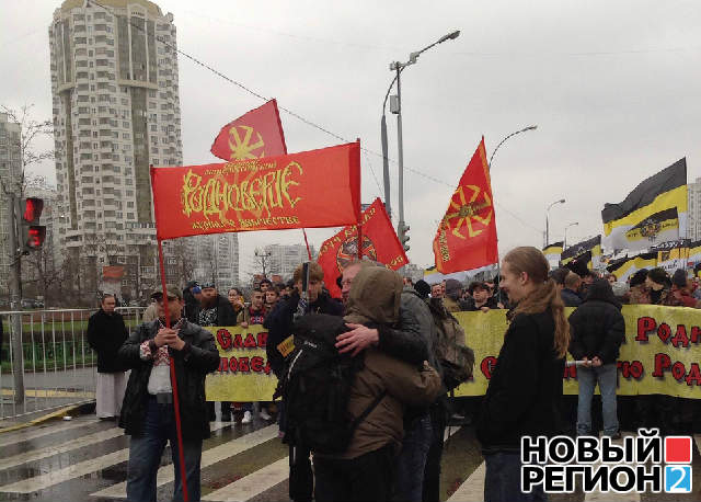 «Русский марш» прошел по Москве (ФОТО, ВИДЕО) / ОМОН и дождь внесли свои коррективы