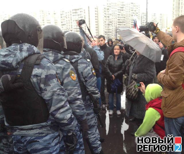«Русский марш» прошел по Москве (ФОТО, ВИДЕО) / ОМОН и дождь внесли свои коррективы