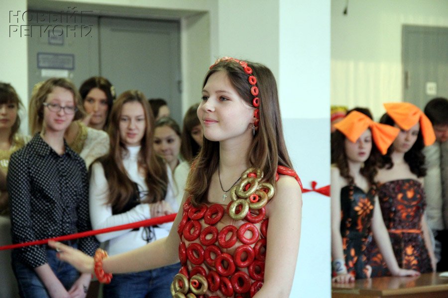 Южноуральские девушки бросили вызов Леди Гаге / И нарядились в платья из сушек и свеклы (ФОТОРЕПОРТАЖ)