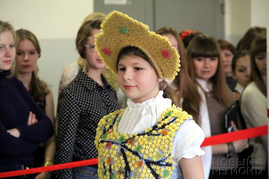 Южноуральские девушки бросили вызов Леди Гаге / И нарядились в платья из сушек и свеклы (ФОТОРЕПОРТАЖ)