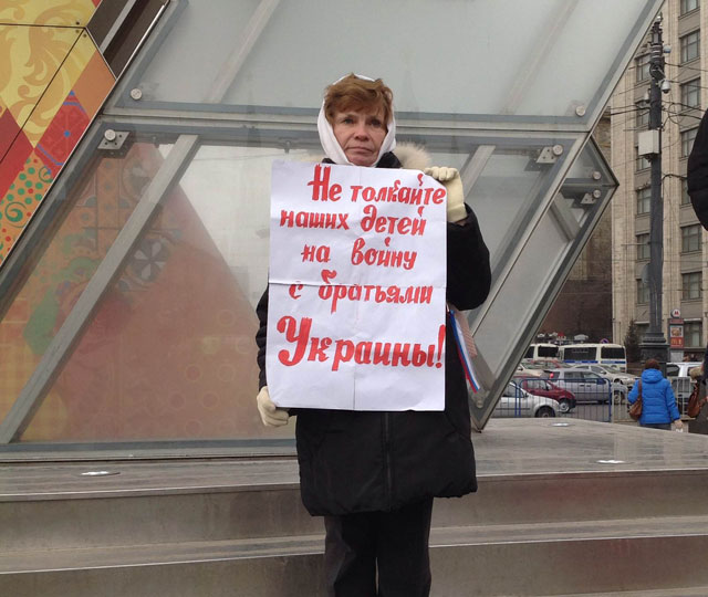 «Руки прочь от Украины!» / Более 300 человек задержаны на антивоенных акциях в Москве (ФОТО, ВИДЕО)
