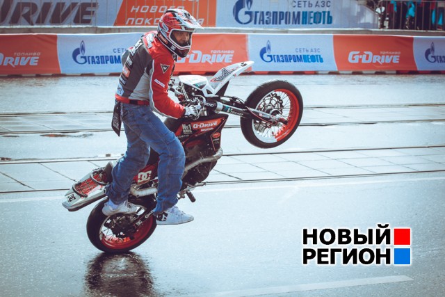 В центре Екатеринбурга прошел экстрим-фест: болид F1, мотоциклисты-каскадеры и дрифт на мокром асфальте (ФОТО)
