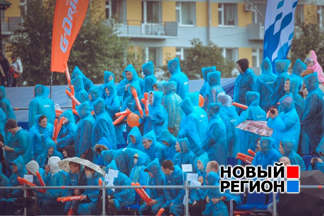 В центре Екатеринбурга прошел экстрим-фест: болид F1, мотоциклисты-каскадеры и дрифт на мокром асфальте (ФОТО)