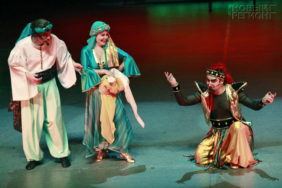 «Все равно нас настигнет Восток...» / В челябинском Молодежном театре поставили «Легенду об Аладдине» (ФОТОРЕПОРТАЖ)