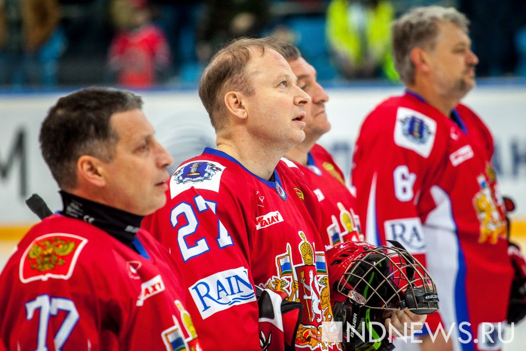 Ветераны разгромили чиновников в День свердловского хоккея (ФОТО)