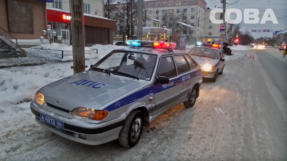 В Екатеринбурге Mercedes врезался в опору освещения – водитель погиб (ФОТО)