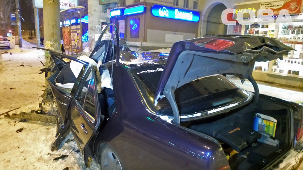 В Екатеринбурге Mercedes врезался в опору освещения – водитель погиб (ФОТО)