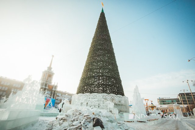 Главная елка Екатеринбурга за сутки до открытия – работа кипит (ФОТО)