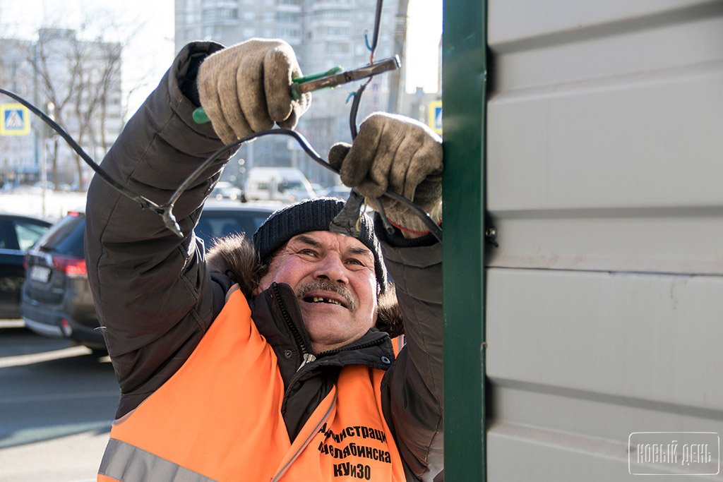 В Челябинске торговцы сухофруктами захватили муниципальную землю и соорудили баррикаду из грузовичка (ФОТО)