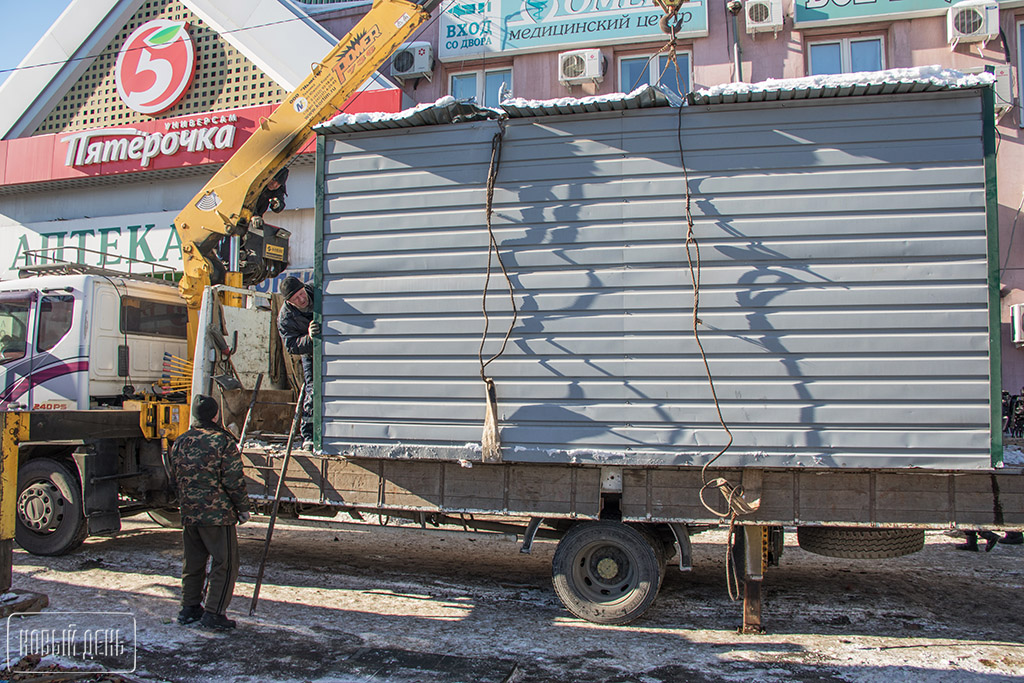 В Челябинске торговцы сухофруктами захватили муниципальную землю и соорудили баррикаду из грузовичка (ФОТО)