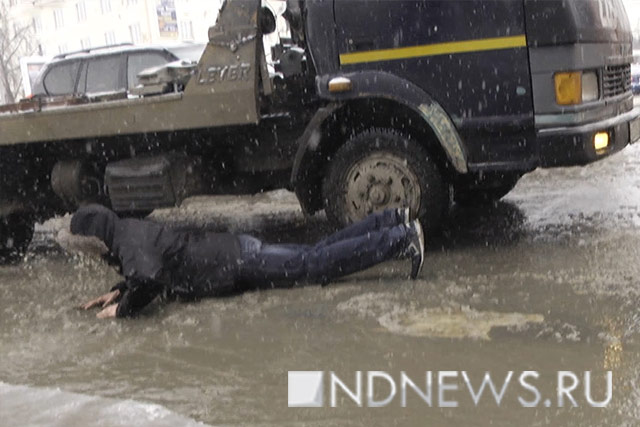 Пешеходы падают прямо в лужи – последствия коммунальной аварии, из-за которой затопило центр Екатеринбурга (ВИДЕО, ФОТО)