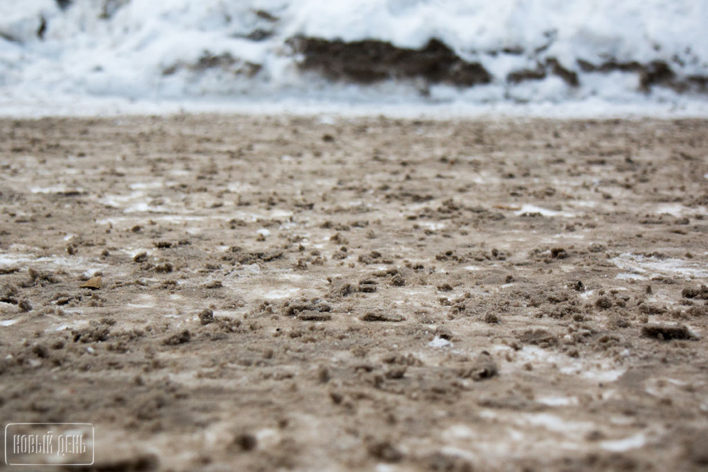 Власти Челябинска решили ударить зимней грязью по весенней пыли (ФОТО)