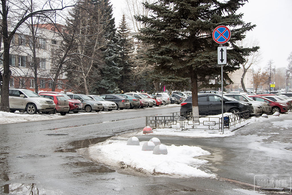 Челябинск теряет 200 млн в год из-за неумения организовать парковки / При этом город уже превратился в сплошную автостоянку (ФОТО)