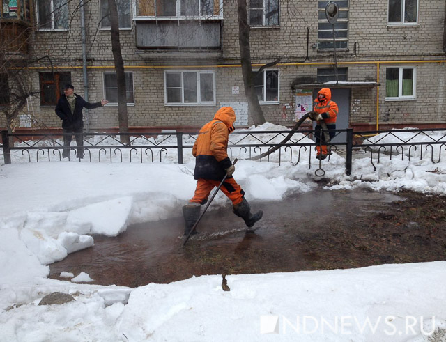 В Екатеринбурге очередное коммунальное ЧП – вода заливает улицы на Пионерке (ФОТО)