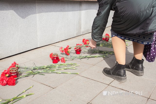 В Екатеринбурге прошел траурный митинг памяти жертв теракта в Санкт-Петербурге (ФОТО)