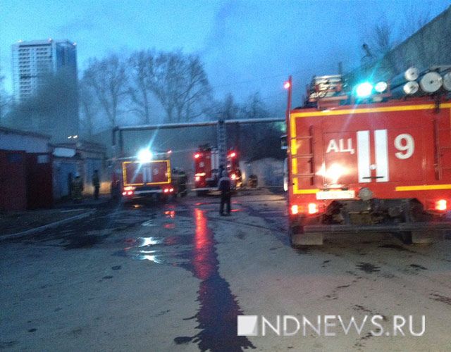 Подростки устроили пожар рядом с территорией завода гражданской авиации (ФОТО)