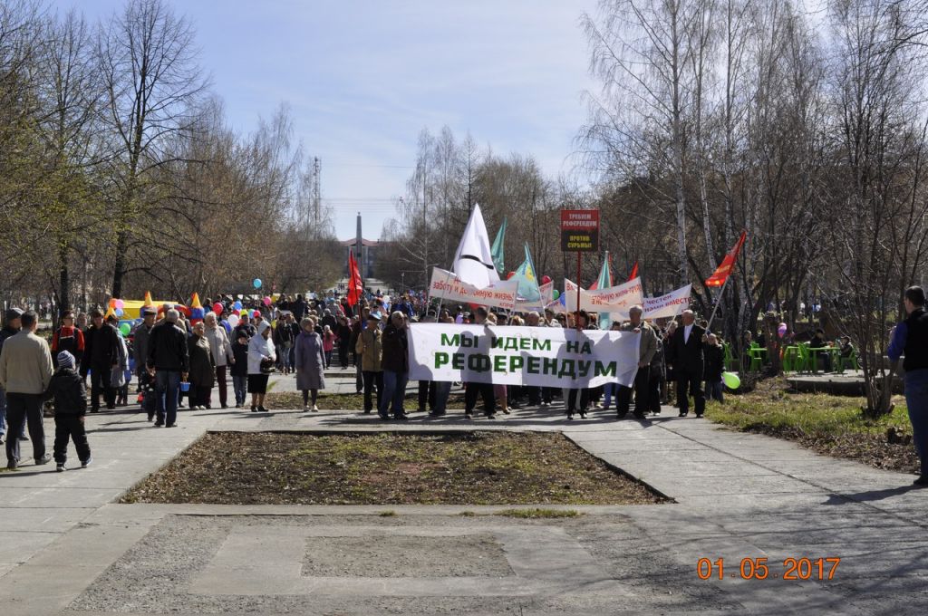 Первомайская демонстрация в Асбесте обернулась антисурьмяным протестом (ФОТО)