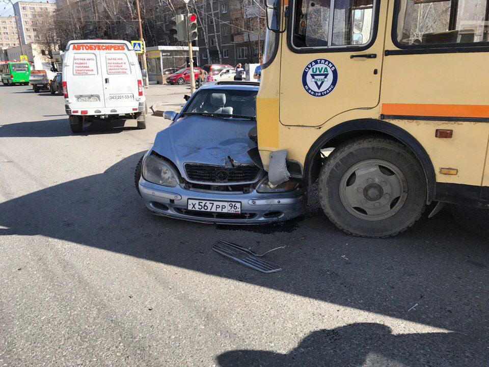 Пассажирский автобус протаранил легковую Шкоду на остановке (ФОТО)