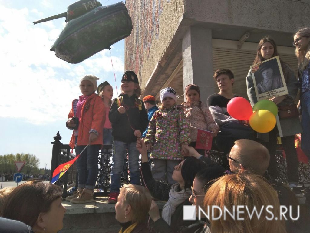 Танк для малыша, «православный полк» и перенос праздника на 8 мая: как отмечали Победу в Свердловской области (ФОТО)