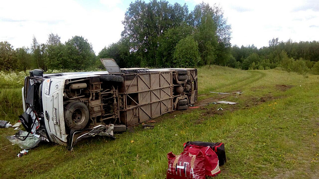 Крупное ДТП в Томской области: в перевернувшемся автобусе погиб 5-месячный ребенок, 17 человек ранены