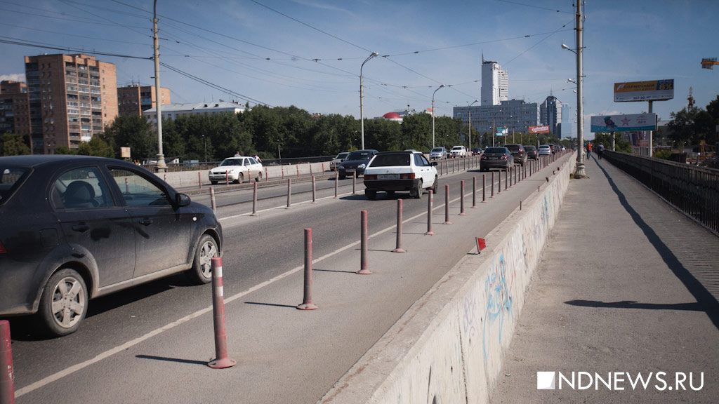 Рубят деревья, возят камни: как идет реконструкция Макаровского моста (ФОТО)